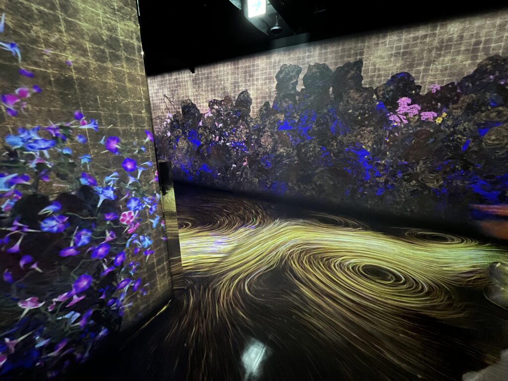 teamLab Galaxy会場の渦巻き模様の投影
